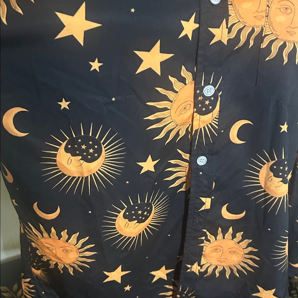 Celestial long sleeve button down shirt sun 🌞 moon 🌙 and stars ✨ NWT - Picture 4 of 7